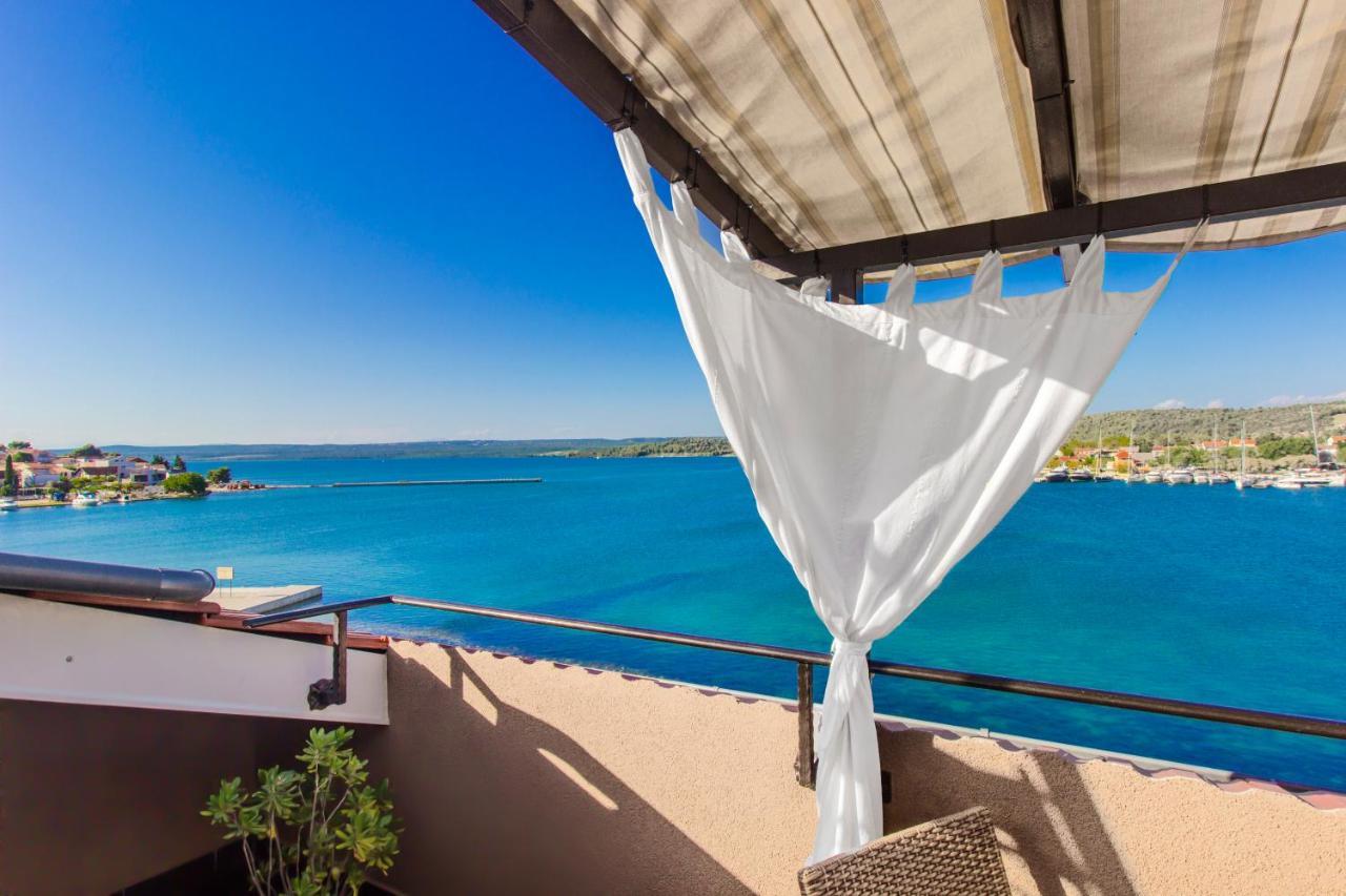 שיבניק Apartmani Nikolina Seaview מראה חיצוני תמונה