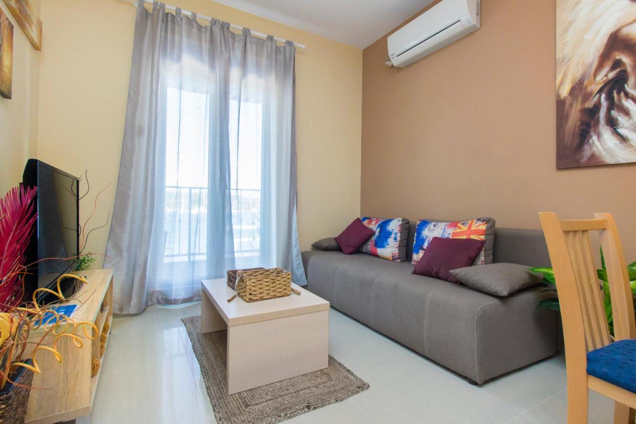 שיבניק Apartmani Nikolina Seaview מראה חיצוני תמונה