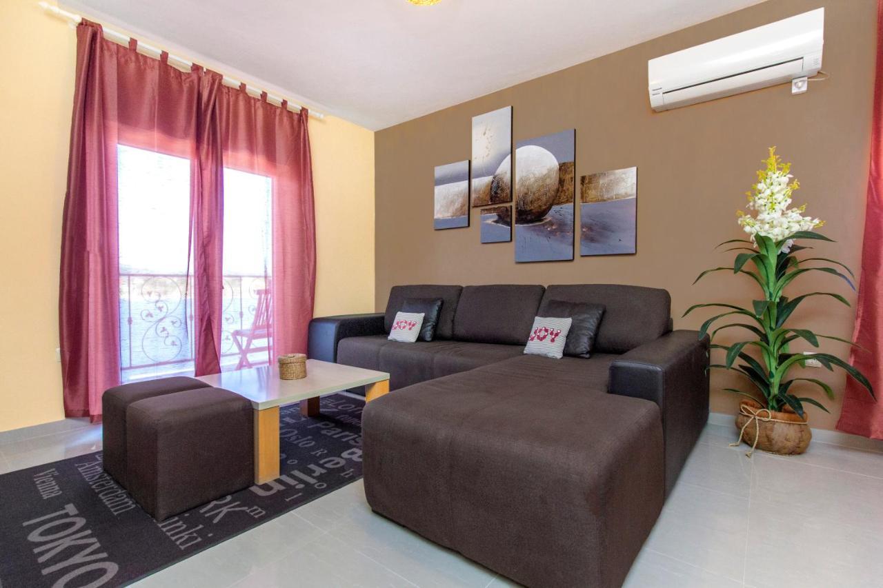 שיבניק Apartmani Nikolina Seaview מראה חיצוני תמונה
