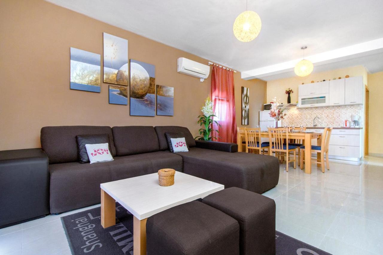 שיבניק Apartmani Nikolina Seaview מראה חיצוני תמונה