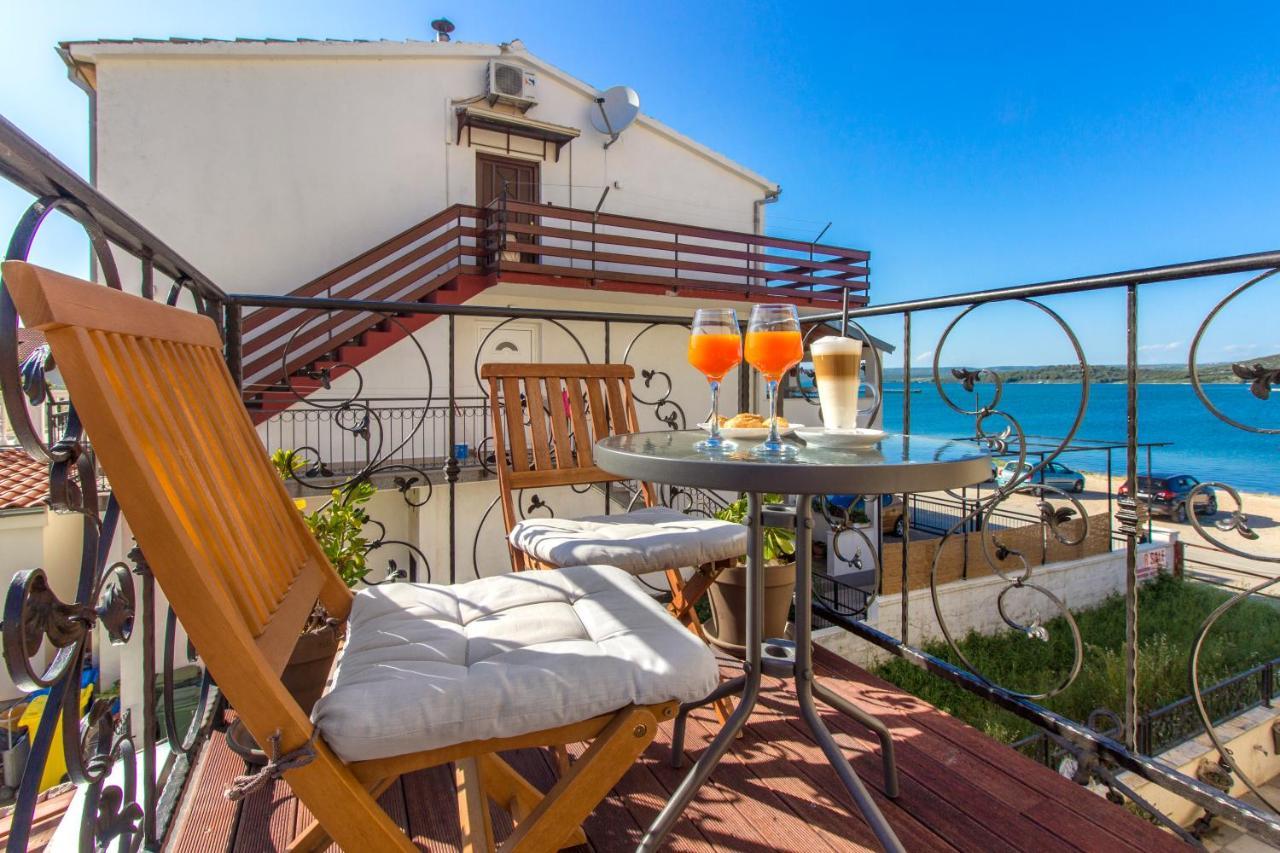 שיבניק Apartmani Nikolina Seaview מראה חיצוני תמונה