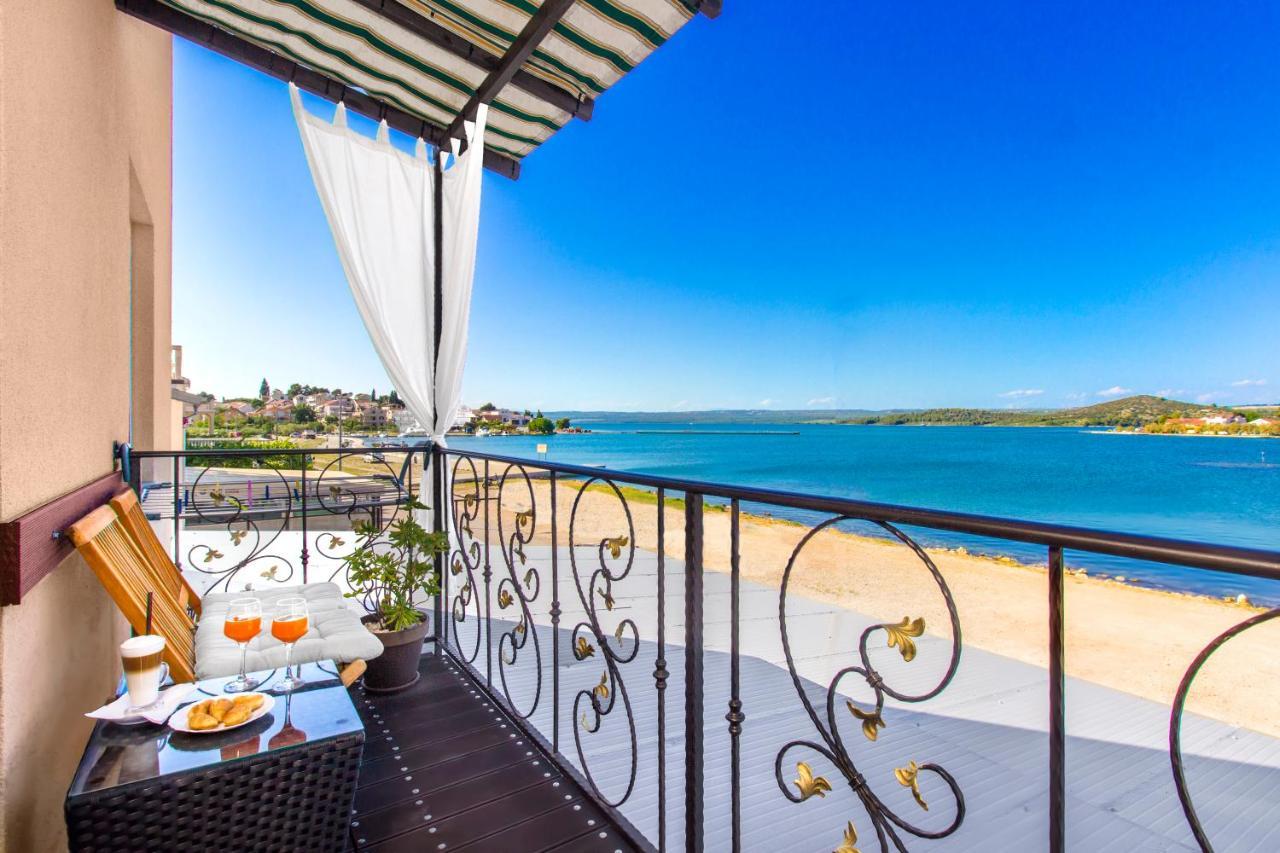 שיבניק Apartmani Nikolina Seaview מראה חיצוני תמונה