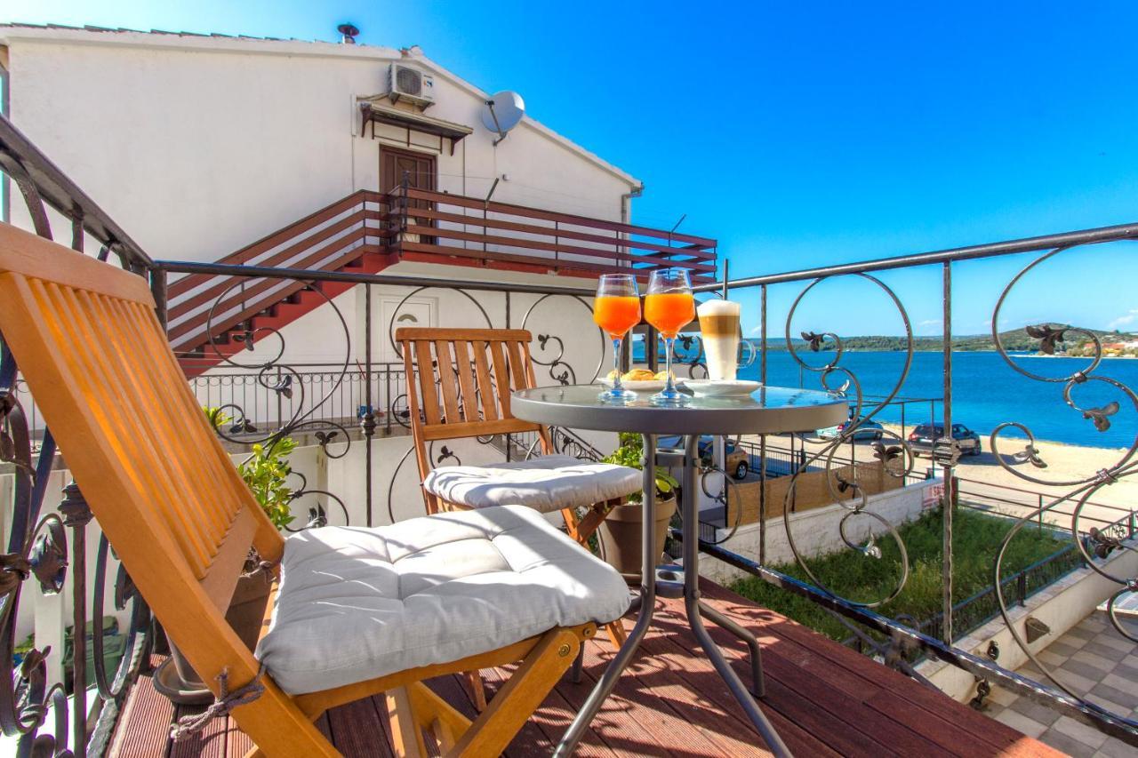 שיבניק Apartmani Nikolina Seaview מראה חיצוני תמונה