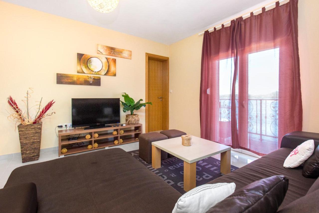 שיבניק Apartmani Nikolina Seaview מראה חיצוני תמונה