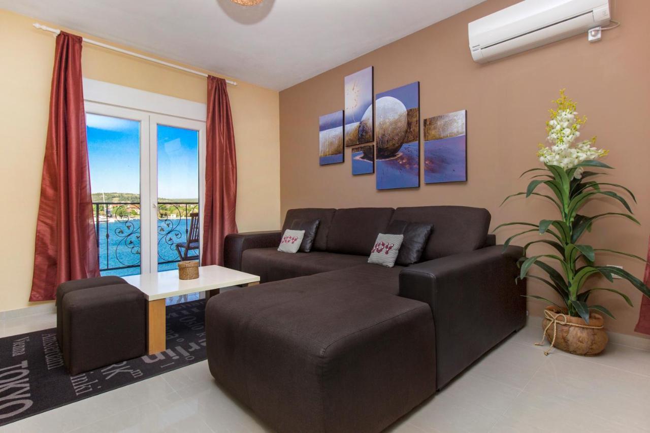 שיבניק Apartmani Nikolina Seaview מראה חיצוני תמונה